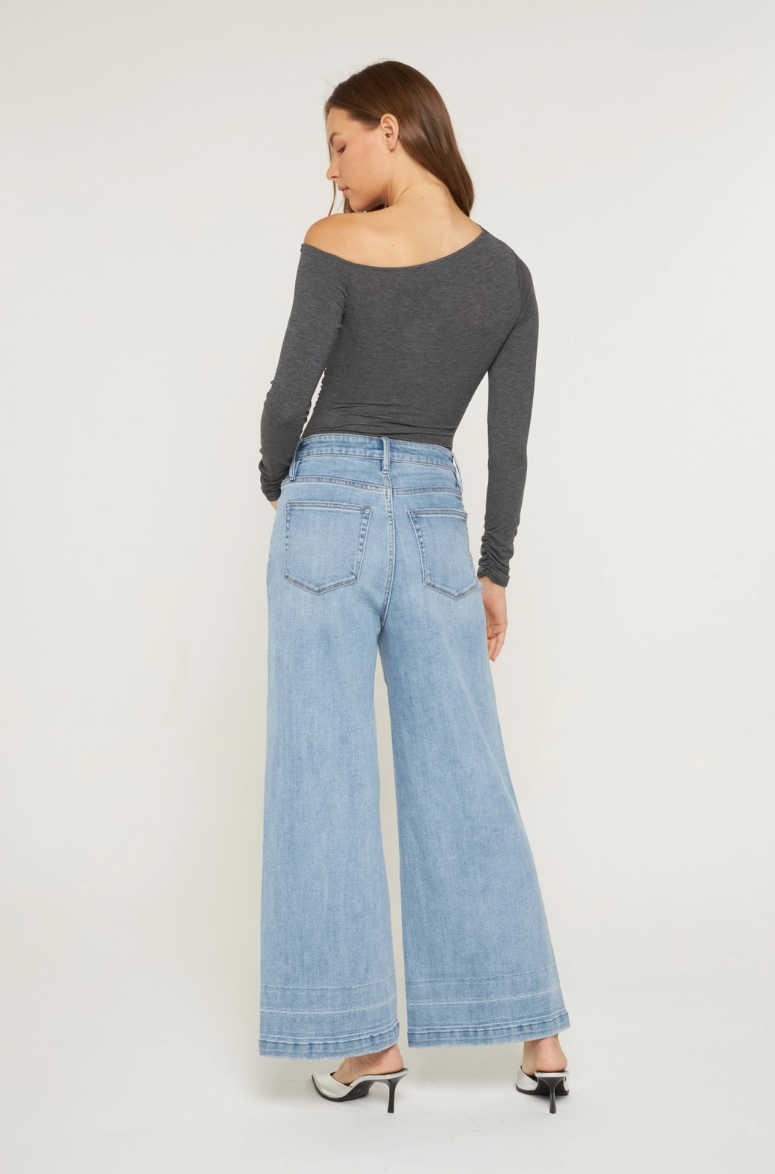 Mica Erika Super High Wide Ankle Jeans
